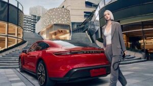 Who are China’s top virtual human and why are luxury brands such as Bulgari, Porsche, Estée Lauder and Tissot collaborating with them? Image credit: Weibo