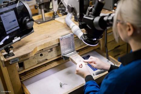 Craftsmanship in a Tiffany & Co. workshop. Image credit: ©DR