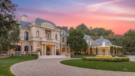 In February, Boston-born actor Mark Wahlberg sold his 30,500-square-foot mega mansion in Beverley Park in Southern California for $55 million. Despite its initial listing at $87.5 million the previous year, he experienced a 37 percent reduction in the asking price. Having bought the property in 2009 and expanded, he still made a profit of $46.7 million on the transaction. Image: copyright Anthony Barcelo, Westside Estate Agency, Compass