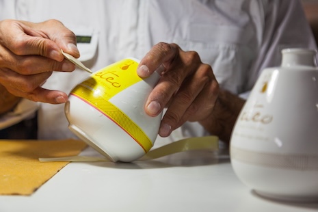 Adding sticker to the Éteo porcelain bottle